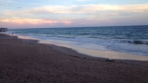 Una playa con un mar tranquilo y un cielo despejado.