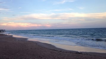 Am Strand, Liegestühle, Sonnenschirme