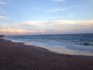 บนชายหาด, เก้าอี้อาบแดด, ร่มชายหาด
