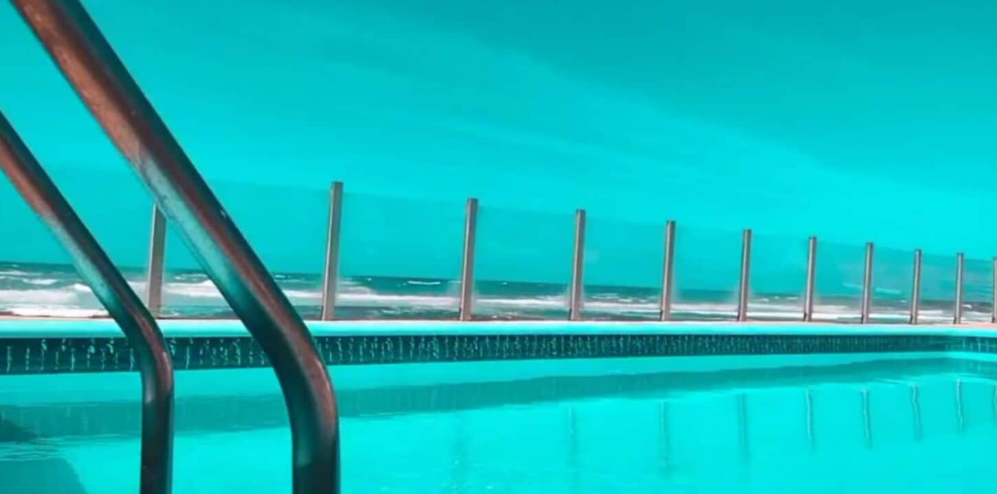 室外游泳池，開放時間為 10:00 至 17:00，提供泳池遮陽傘和日光浴躺椅