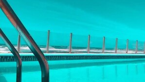 Una piscina con vista al océano.