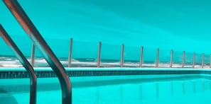 Außenpool, geöffnet von 10:00 Uhr bis 17:00 Uhr, Sonnenschirme