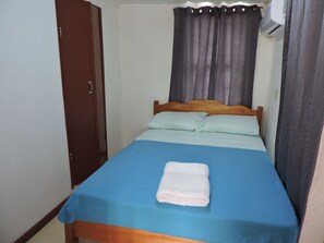 Habitación doble económica | Tabla de planchar con plancha, wifi gratis y ropa de cama