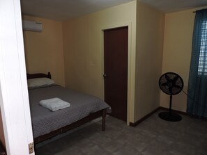 Habitación doble clásica | Tabla de planchar con plancha, wifi gratis y ropa de cama
