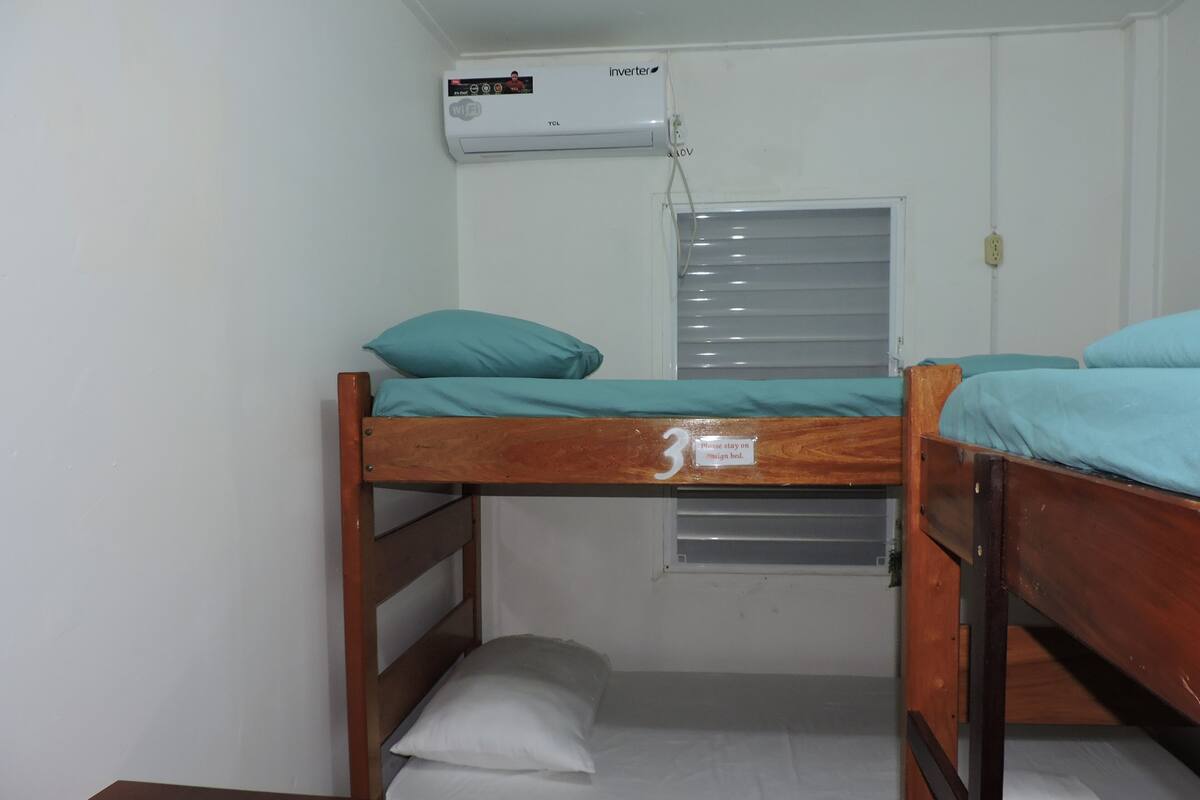 Dormitorio compartido, dormitorio mixto | Tabla de planchar con plancha, wifi gratis y ropa de cama