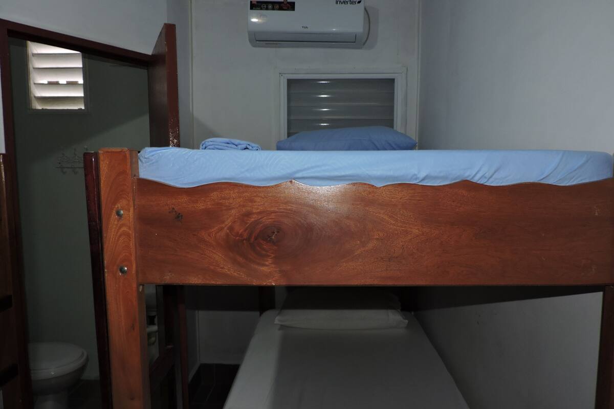 Dormitorio compartido, solo para mujeres | Tabla de planchar con plancha, wifi gratis y ropa de cama