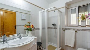 Bathtub - Francisca Antequera - La Higuera by Ruralidays (Málaga)