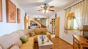 TV, lareira, DVD player, mesa de pingue-pongue