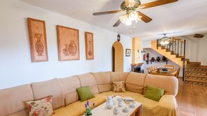 Een televisie, een open haard, een dvd-speler en een tafeltennistafel