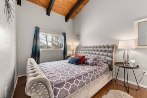 3 habitaciones, tabla de planchar con plancha y cuna de viaje 