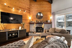 Smart TV, chimenea, videojuegos y libros 