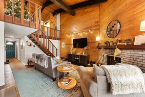 Älytelevisio, takka, videopelejä, kirjoja