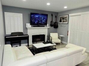 Smart TV, fireplace, Netflix, Hulu