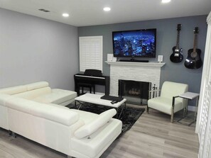 Smart TV, fireplace, Netflix, Hulu