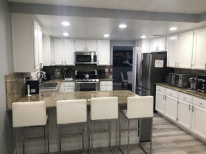 Kylskåp, mikrovågsugn, ugn och spishäll