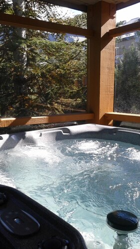 2 BDM 2 BATH  Private hot tub. King Bed. 2 twins. (No bunks) Free Parking. A/C