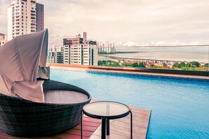 A rooftop pool with a view of a bridge and buildings. - Best Condominium Ocean View | PH Boutique Quartier del Mar (Ciudad de Panamá)