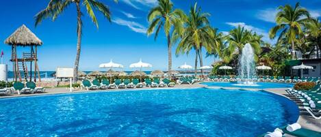 Una piscina al aire libre