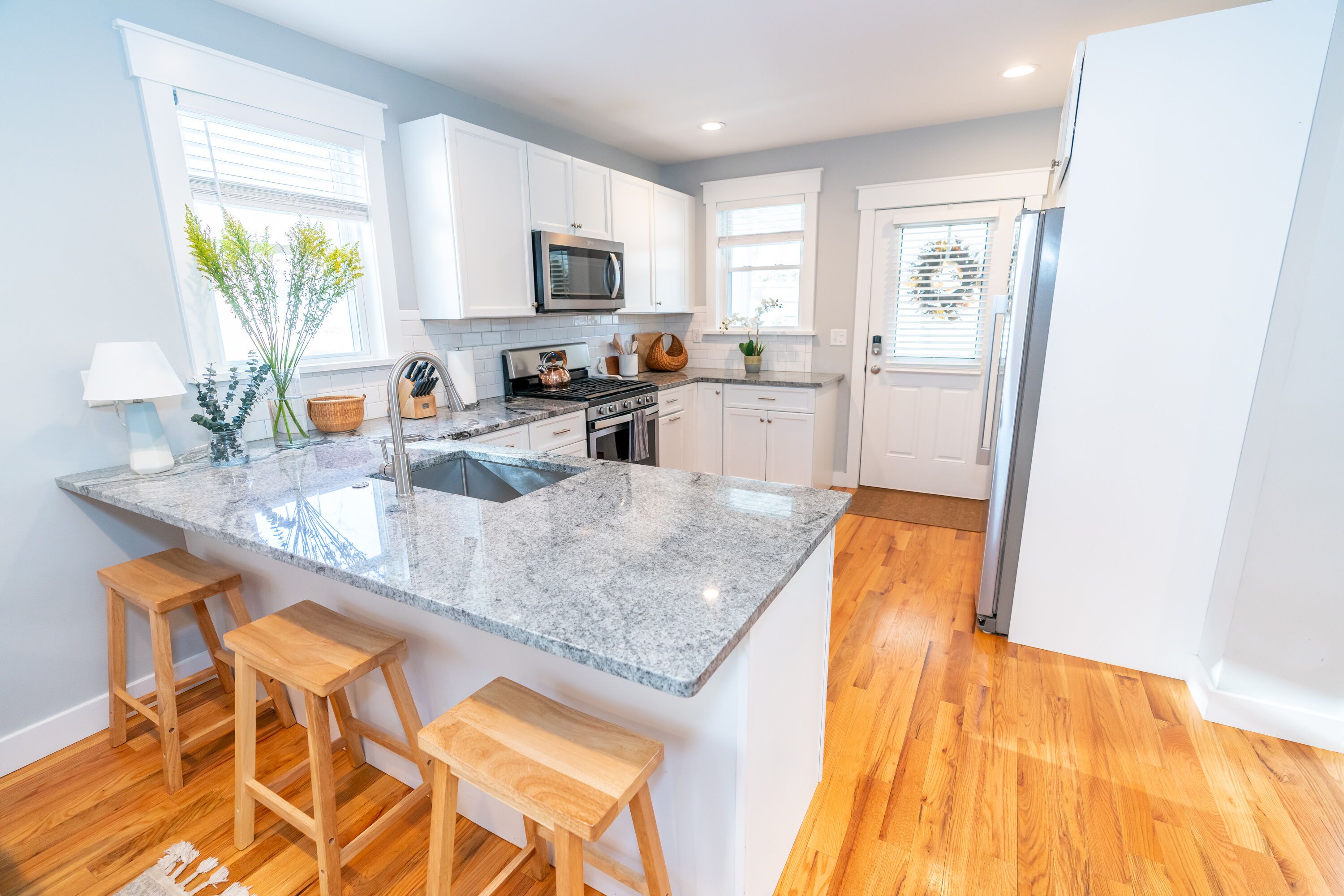 Jääkaappi, mikroaaltouuni, uuni, liesi