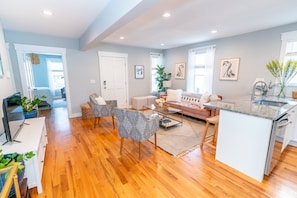 Smart TV, Netflix, Hulu, streaming services