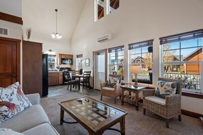 TV, fireplace - Ps3-206 3 Bears (Sandpoint)