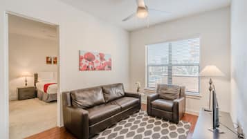 Departamento, 2 habitaciones, 2 baños | Área de sala de estar | Televisión LCD de 40 pulgadas con canales por cable y televisión