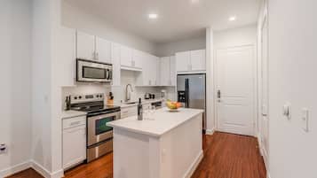 Apartment, 1 Bedroom, Kitchen | Private kitchen | Oven, stovetop, dishwasher, toaster