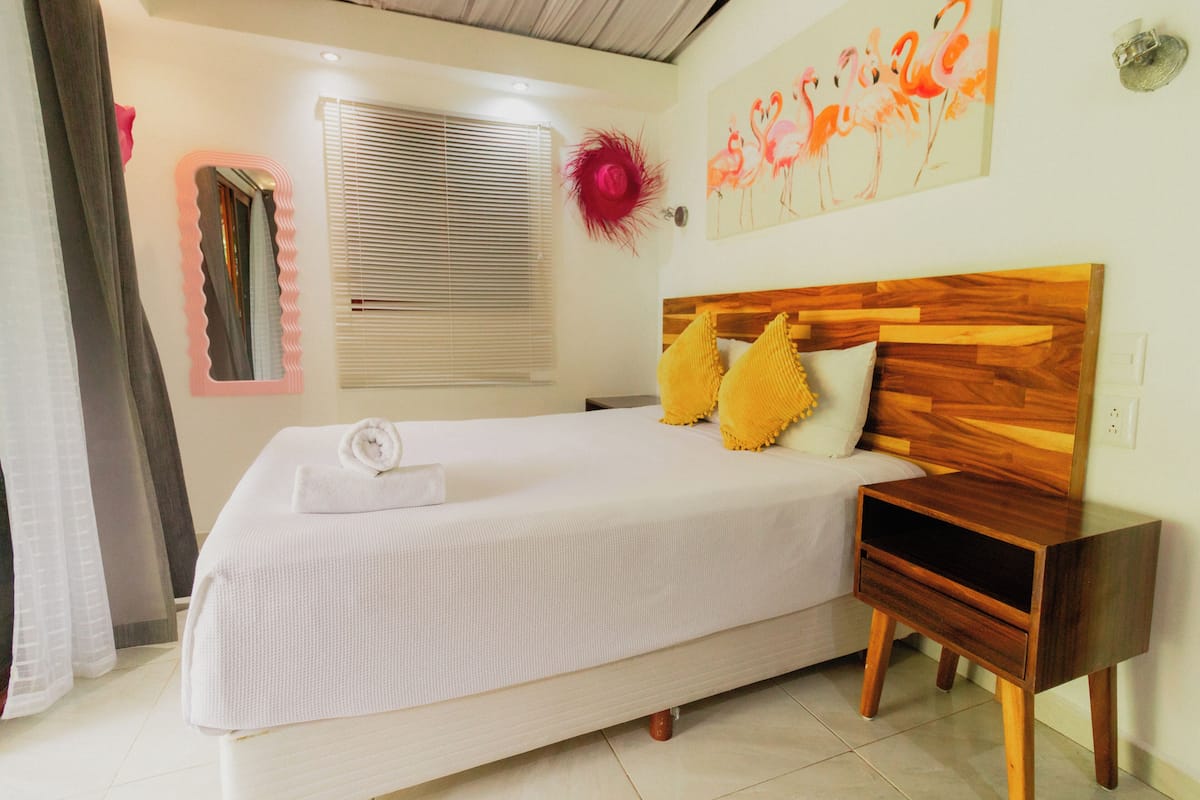 Comfort Cabin (Villa Flamingo) | In-room safe, blackout drapes, bed sheets