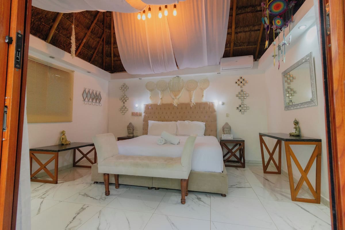 Deluxe Cabin (Villa Cisne) | In-room safe, blackout drapes, bed sheets