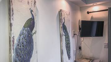 Caja de seguridad en la habitación, cortinas blackout y ropa de cama