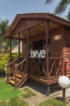 Safe på rommet, blendingsgardiner og sengetøy