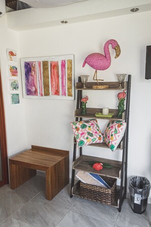 In-room safe, blackout curtains, bed sheets - Blue Bird Hotel Boutique (Bacalar)