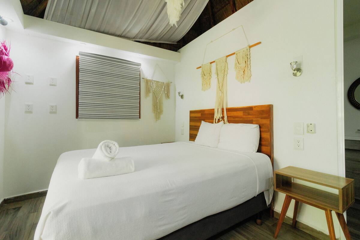 Comfort Cabin (Villa Pavo Real) | In-room safe, blackout drapes, bed sheets