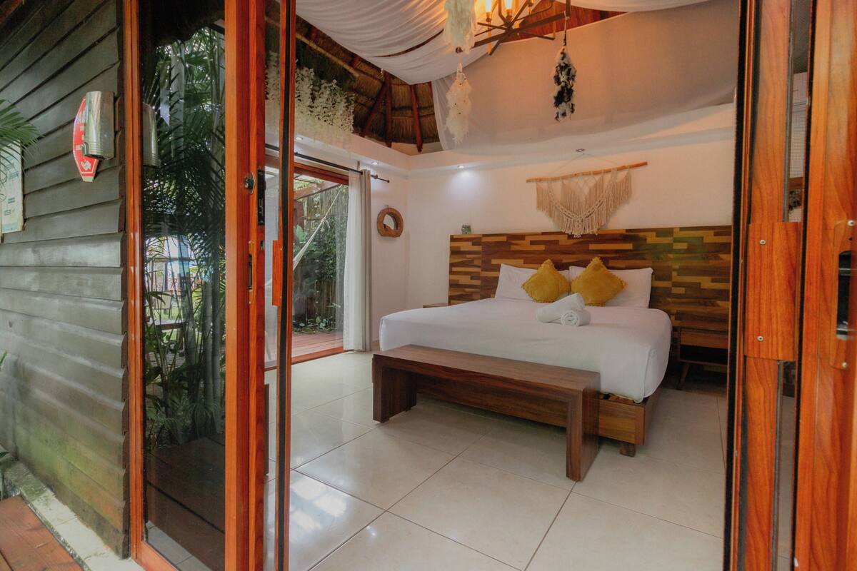 Deluxe Cabin (Villa Paloma) | In-room safe, blackout drapes, bed sheets