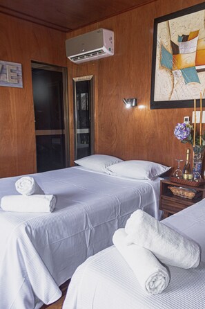 In-room safe, blackout drapes, bed sheets - Blue Bird Hotel Boutique (Bacalar)