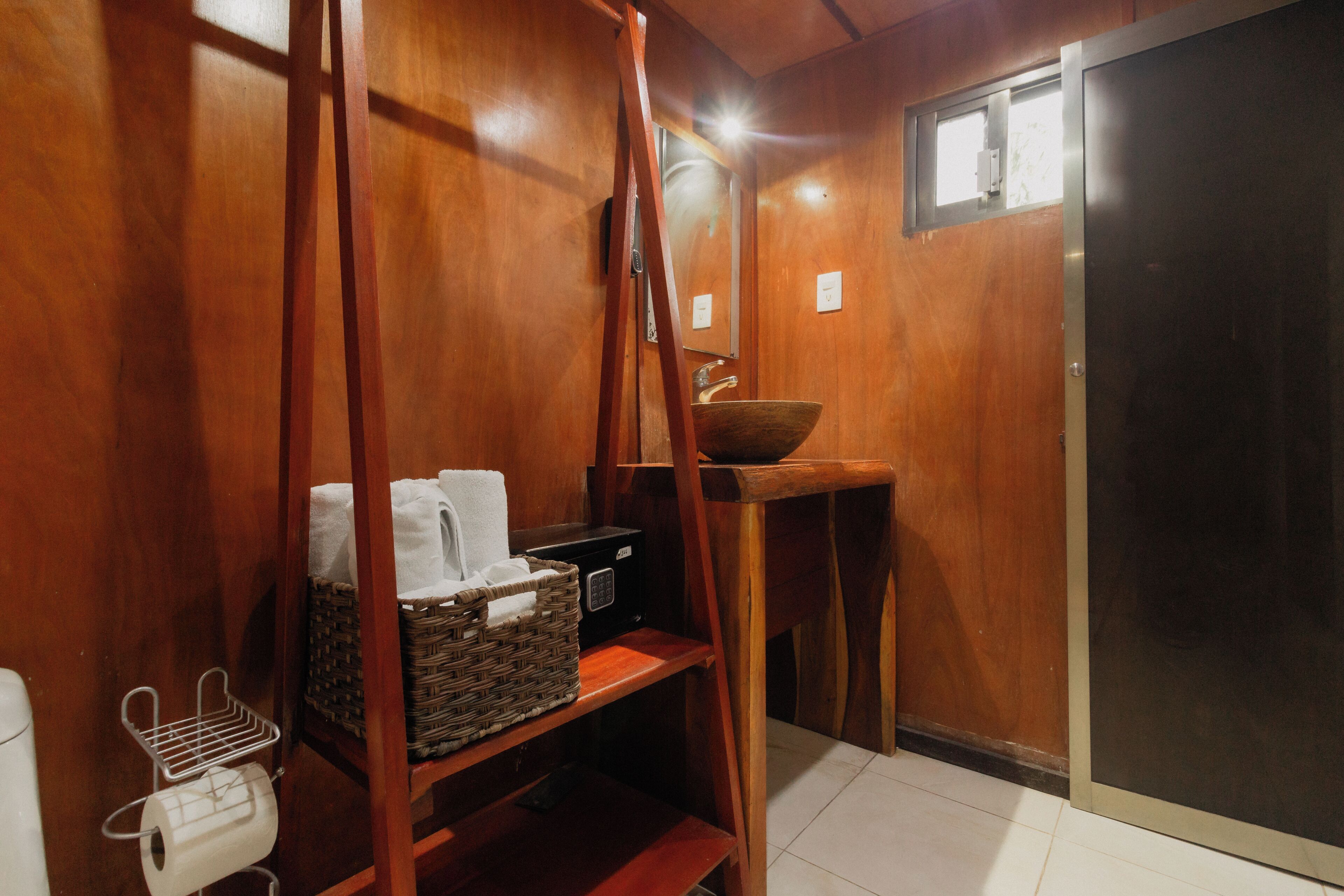 Douche, douche à « effet pluie », articles de toilette gratuits
