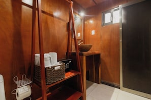 Shower, rainfall showerhead, free toiletries, towels - Blue Bird Hotel Boutique (Bacalar)