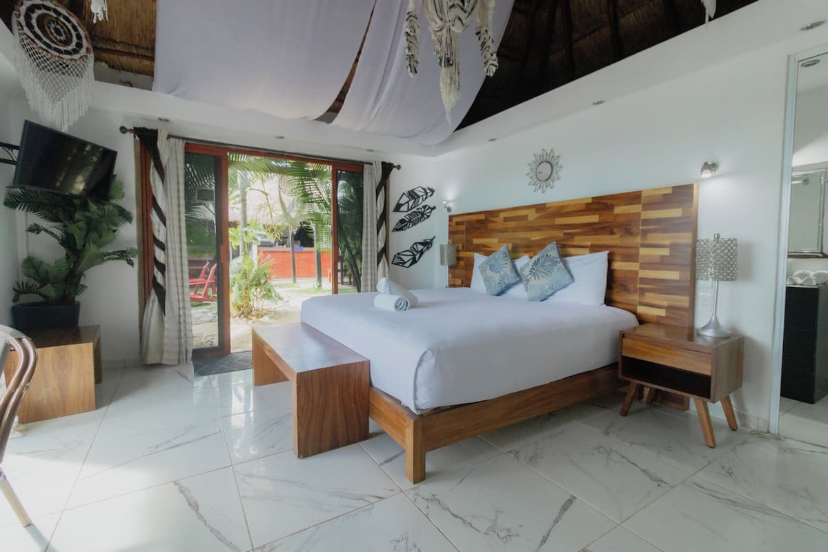 Deluxe Cabin (Villa Golondrina) | In-room safe, blackout drapes, bed sheets