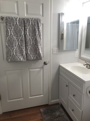 Suihkun ja ammeen yhdistelmä, hiustenkuivaaja, pyyhkeet, saippua