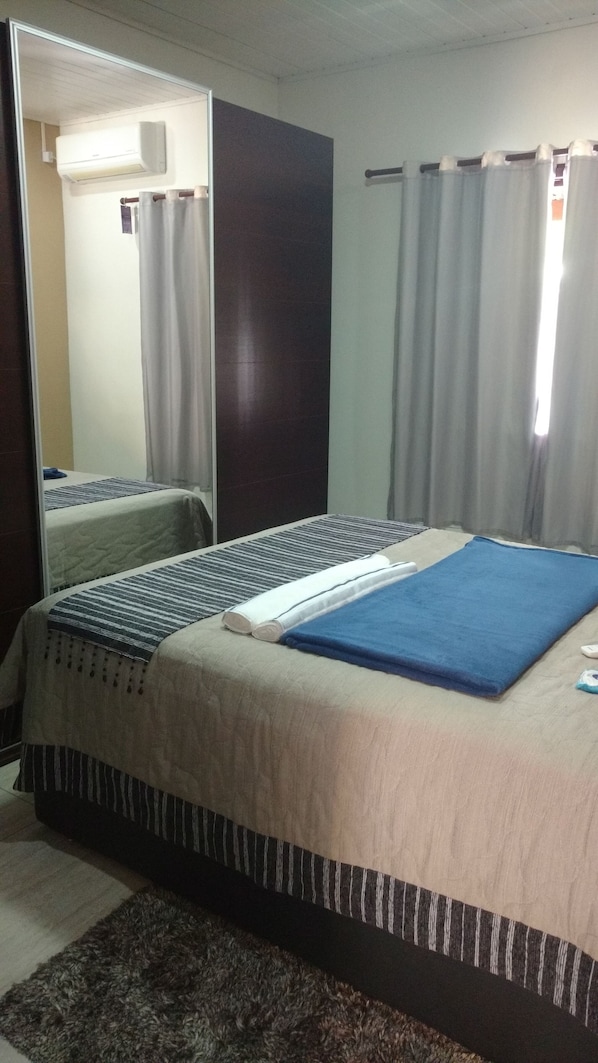 2 chambres, fer et planche à repasser, Wi-Fi, draps fournis