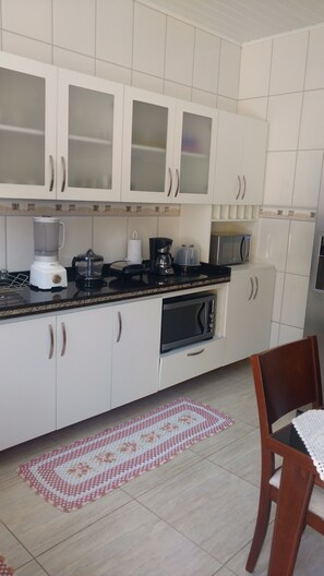 Réfrigérateur, micro-ondes, four, cafetière/bouilloire