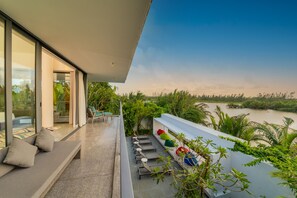 Desk, laptop workspace, free WiFi - Akala Villa (Da Nang)