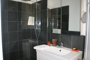 Double Room (Cupcake) | Bathroom | Shower, rainfall showerhead, hair dryer, towels