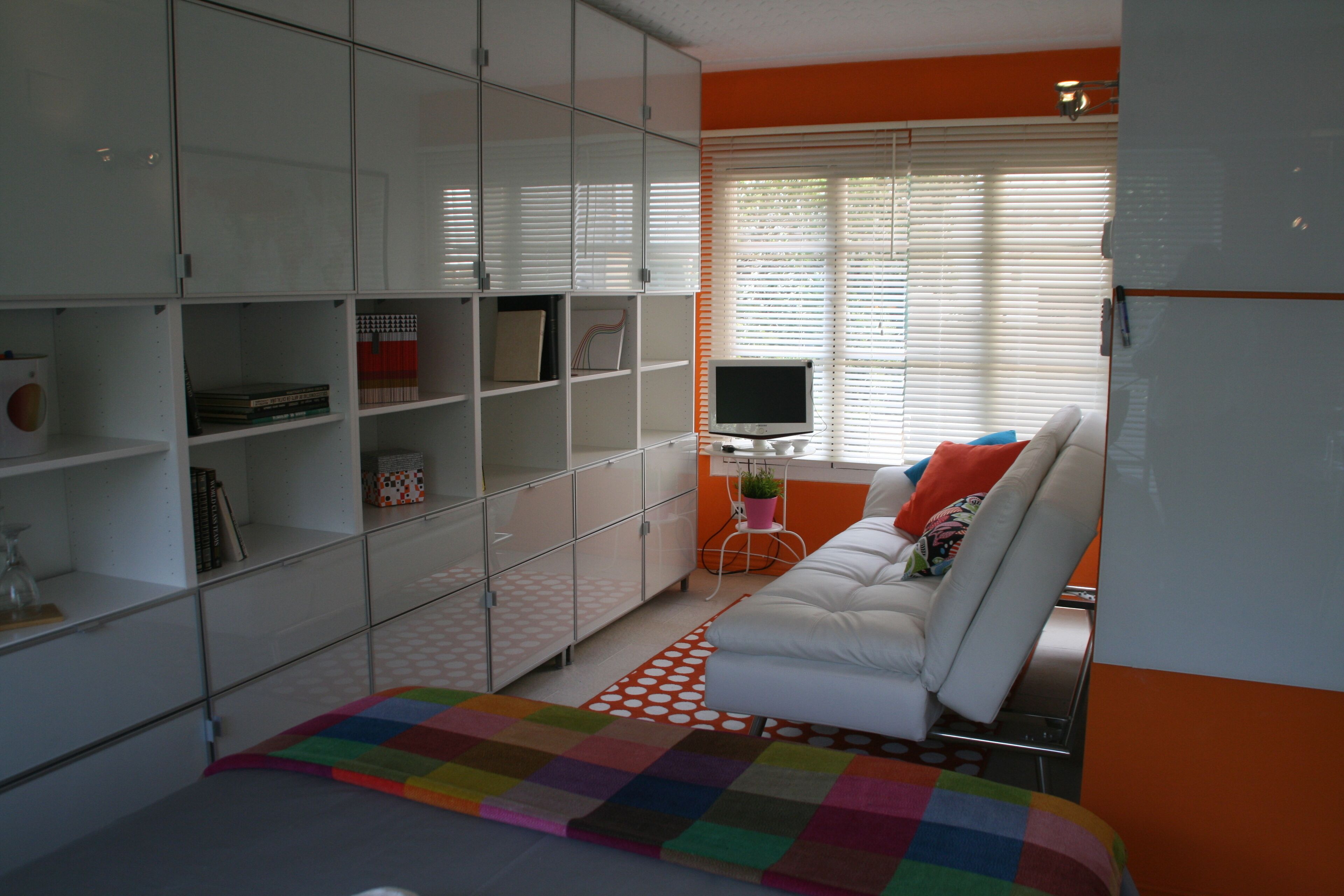 Cubrecamas, decoración personalizada, muebles diferentes y escritorio 