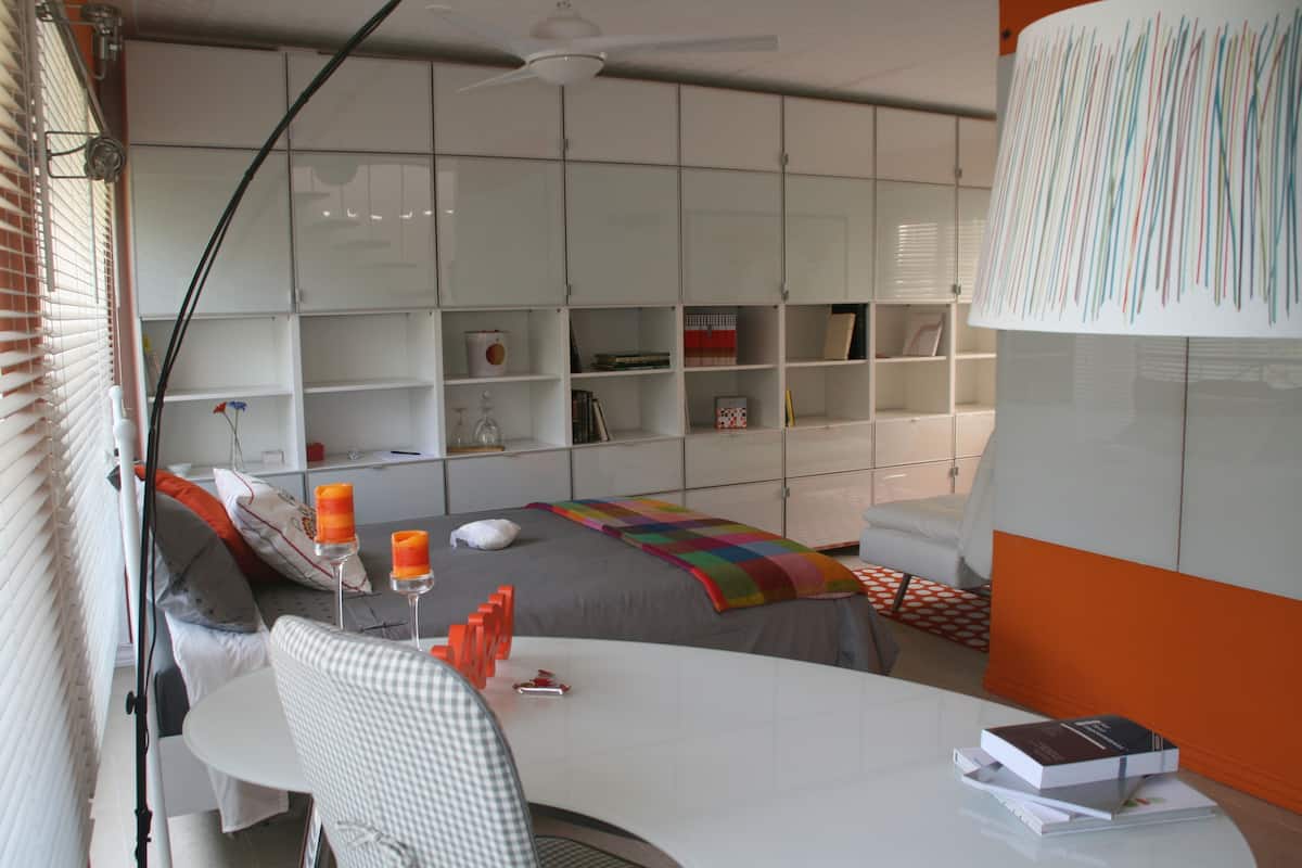 Cubrecamas, decoración personalizada, muebles diferentes y escritorio
