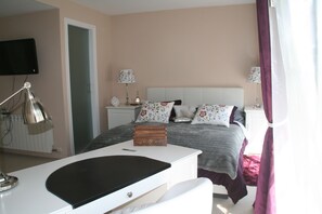 Dobbeltrom (Tiffany) | Dundyner, individuelt dekorert, individuelt innredet og skrivebord