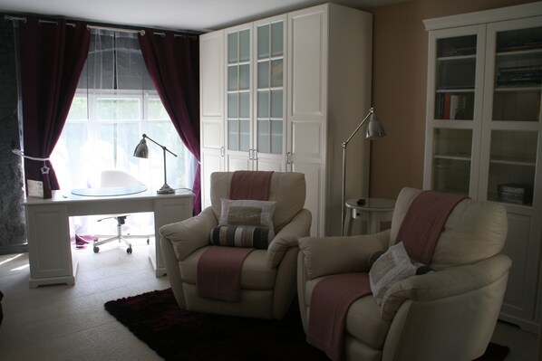 Double Room (Tiffany) | Down comforters, individually decorated, individually furnished, desk - B&B Sallent (Sallent)