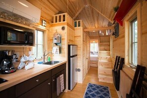 Refrigerador, cafetera/tetera, tostadora, utensilios de cocina