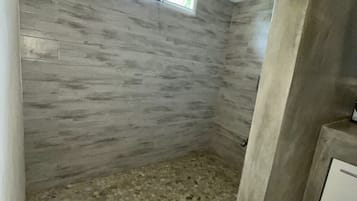 Baignoire, sĂšche-cheveux, serviettes fournies, savon
