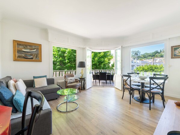 Téléviseur à écran plat, Netflix, services de diffusion en continu